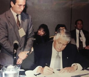 1998: Poderes Especiales para la actividad bancaria, la Ciudad del Saber y otros